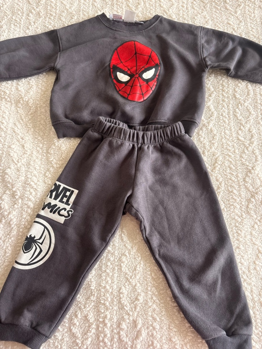 Marvel Kids Spider-Man Gray Sweatshirt & Jogger Set. Shirt size 5, pants size 4!